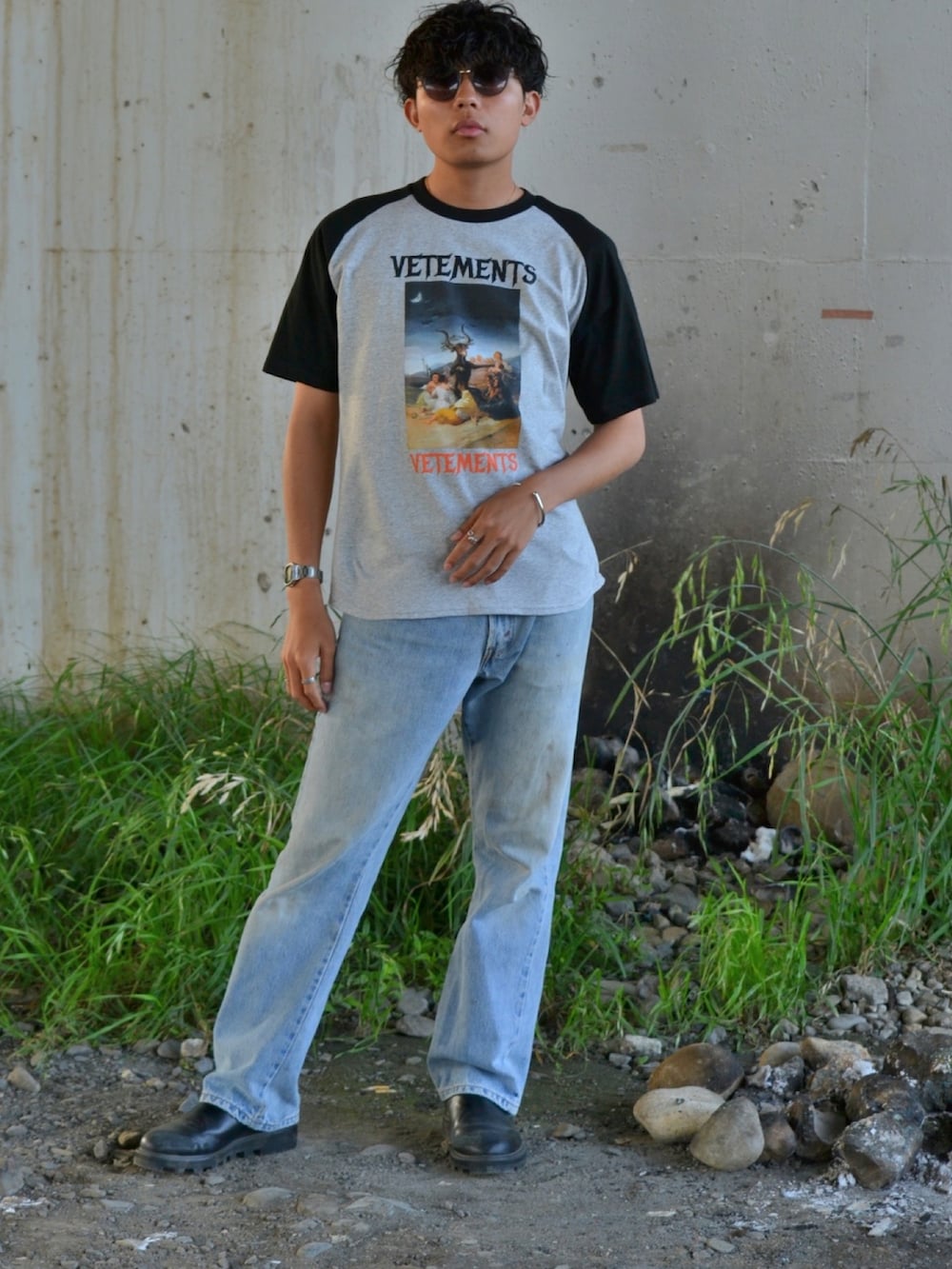 グレー系のTシャツ/カットソーを着用したメンズの夏コーディネートの2枚目の写真