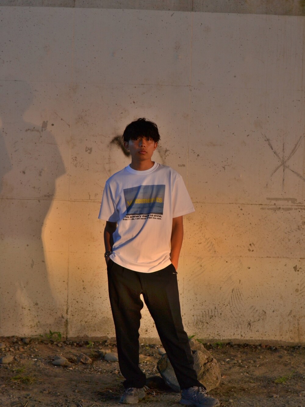 ホワイト系のTシャツ/カットソーを着用したメンズの夏コーディネートの5枚目の写真