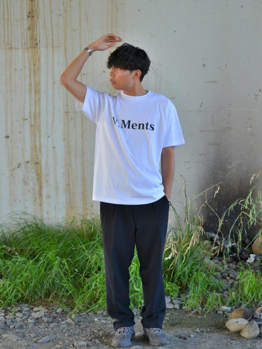 ホワイト系のTシャツ/カットソーを着用したメンズの夏コーディネートの2枚目の写真