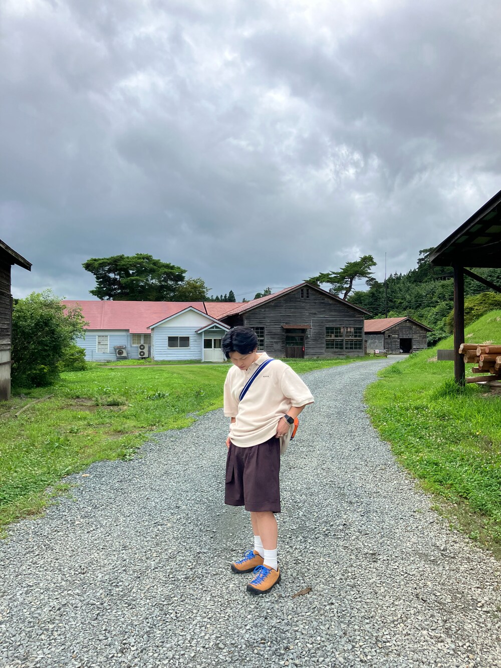 オレンジ系のドラムバッグ、オレンジ系のスニーカー、ブラウン系のその他パンツを着用したメンズの夏コーディネートの4枚目の写真