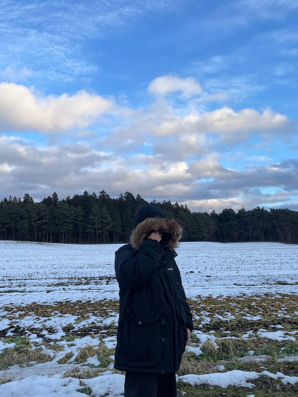 ブラック系のデニムパンツ、ブラック系のダウンジャケット/コート、ブラック系のスニーカーを着用したメンズの秋コーディネートの2枚目の写真