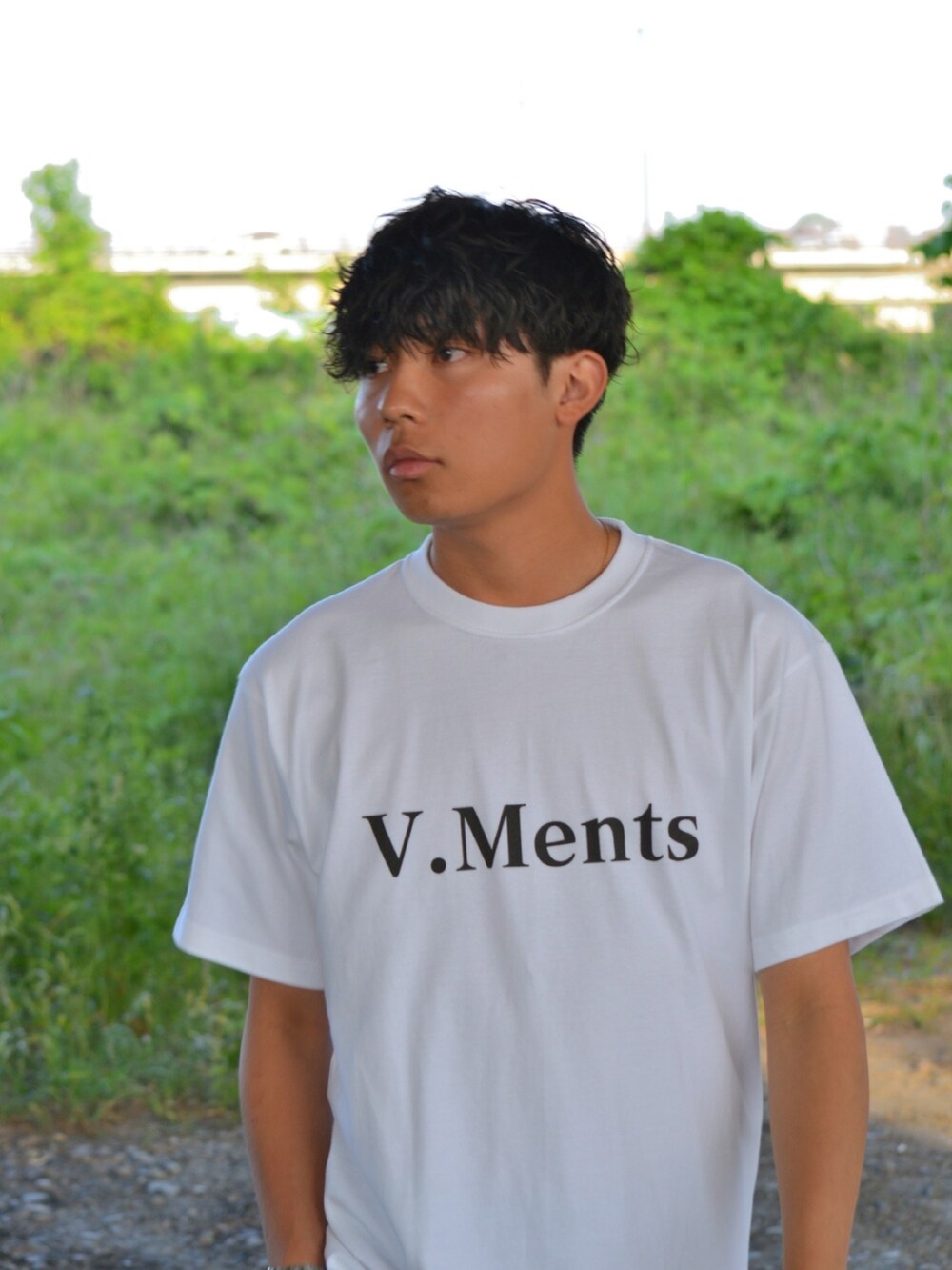 ホワイト系のTシャツ/カットソーを着用したメンズの夏コーディネートの4枚目の写真