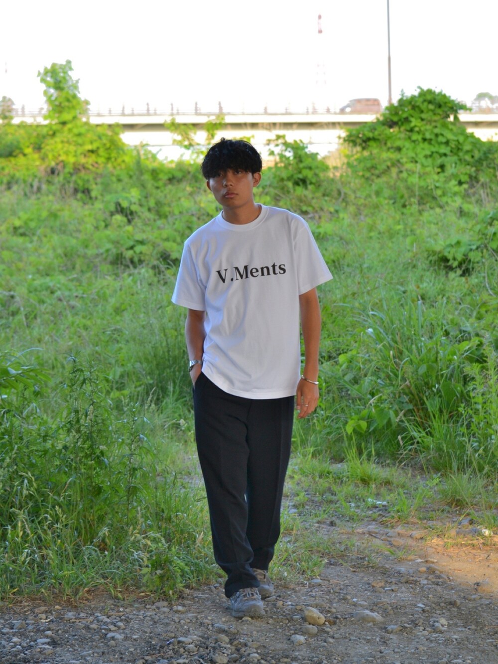 ホワイト系のTシャツ/カットソーを着用したメンズの夏コーディネートの3枚目の写真