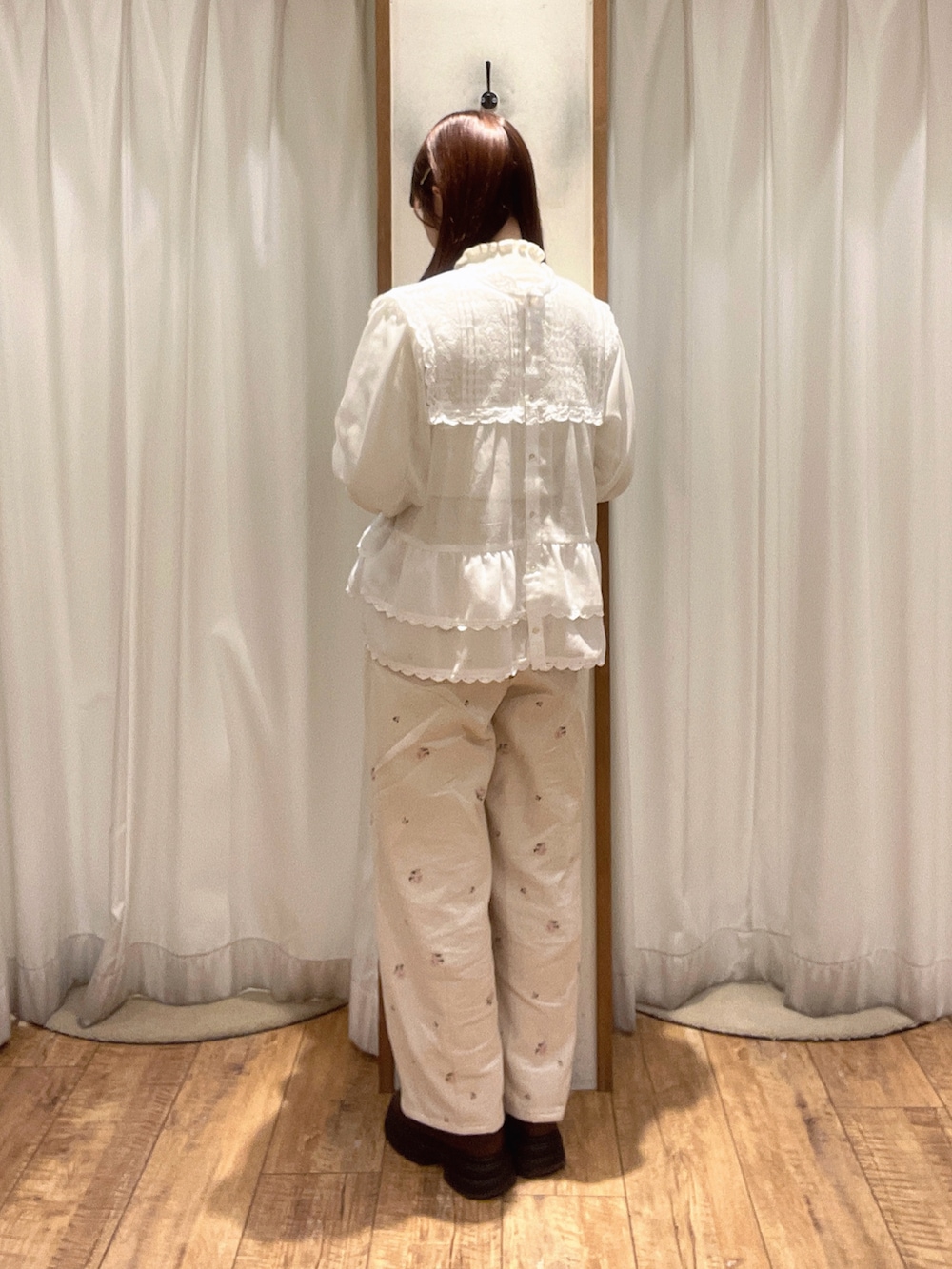 ホワイト系のシャツ/ブラウス、ベージュ系のパンツを着用したレディースの冬コーディネートの2枚目の写真