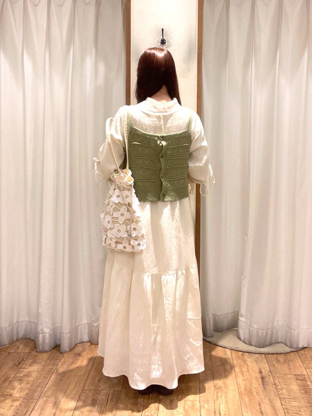 「ehka sopo、エヘカソポ、ワンピース、袖リボン、ガーリー、ビスチェ」｜「ehka sopoの袖リボンワンピース（ワンピース、ホワイト系）」を使った、はるさん（レディース・156cm）の冬コーディネートの2枚目の写真