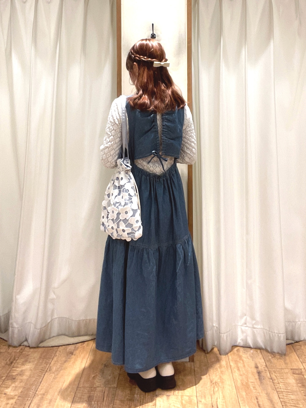 「ehka sopo、エヘカソポ、春コーデ、デニム、デニムワンピース、レース、バレエスニーカー」｜「ehka sopoのバレエスニーカー（スニーカー、ホワイト系）」を使った、はるさん（レディース・156cm）の春コーディネートの2枚目の写真