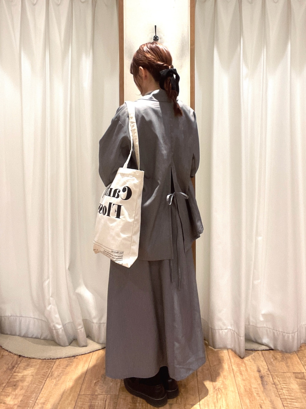 「ehka sopo、エヘカソポ、セットアップ、ジャケット、グレー」｜「ehka sopoのセパレートキャミワンピース（ワンピース、グレー系）」を使った、はるさん（レディース・156cm）の春コーディネートの2枚目の写真