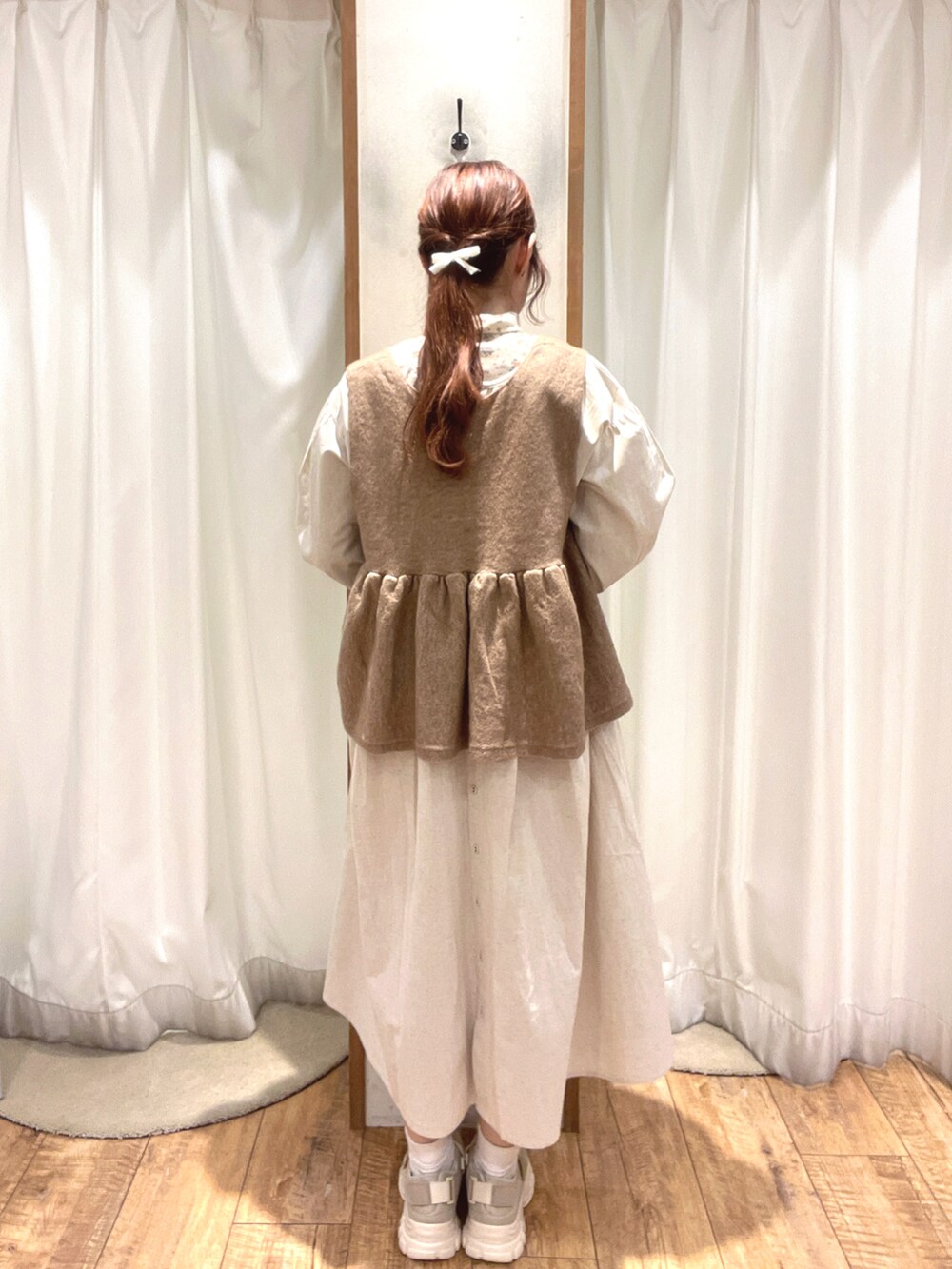 「SM2、サマンサ モスモス(Samansa Mos2)、ガーリー、ワンピース、花柄、ニットベスト」｜「Samansa Mos2の【S/Mサイズ】リボン付き柄アソート前後2WAYワンピース（ワンピース、ベージュ系）」を使った、はるさん（レディース・156cm）の冬コーディネートの2枚目の写真