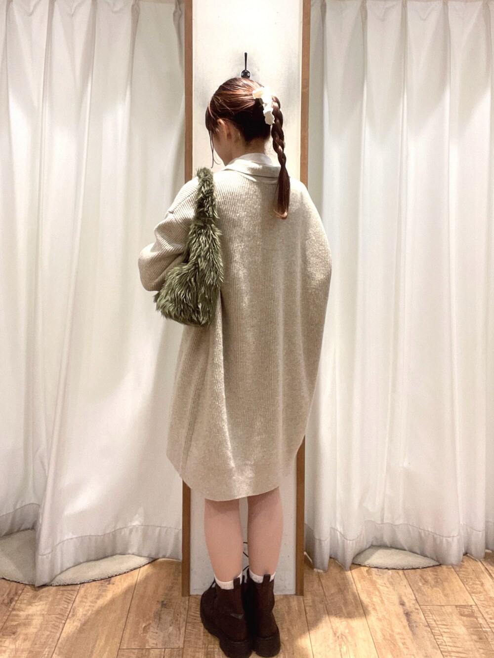 「ehka sopo、エヘカソポ、ニットワンピース、ブーツ、ファーバッグ」｜「ehka sopoの◎襟付きハーフジップビッグニット（ニット/セーター、グレー系）」を使った、はるさん（レディース・156cm）の冬コーディネートの2枚目の写真
