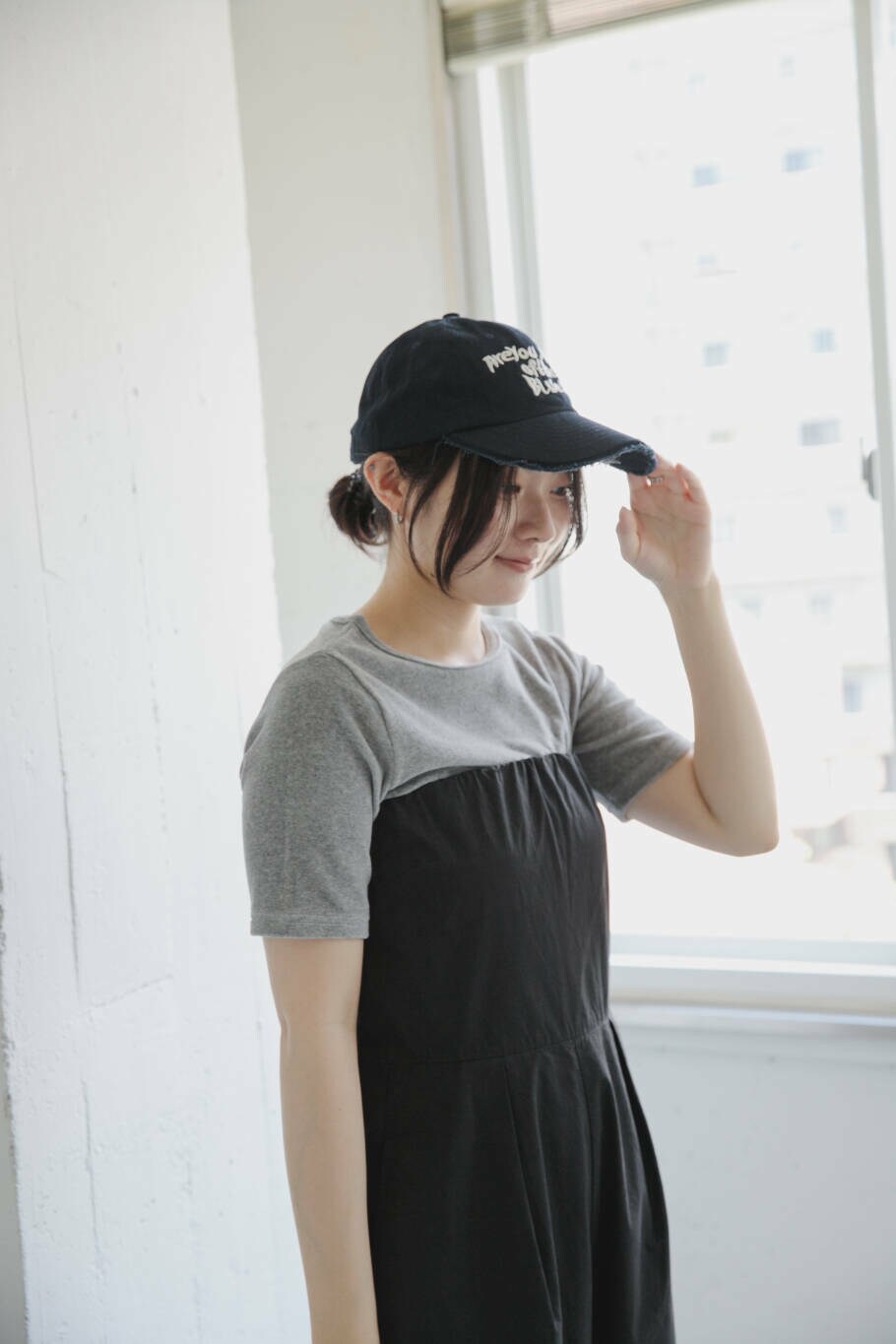 ブラック系のサンダル、ブルー系のキャップを着用したレディースの夏コーディネートの4枚目の写真