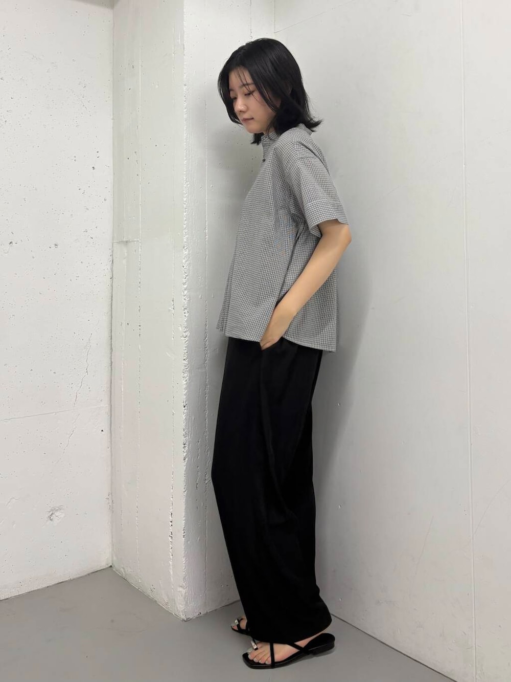 ブラック系のその他パンツ、ブラック系のサンダル、ブラック系のシャツ/ブラウスを着用したレディースの夏コーディネートの3枚目の写真