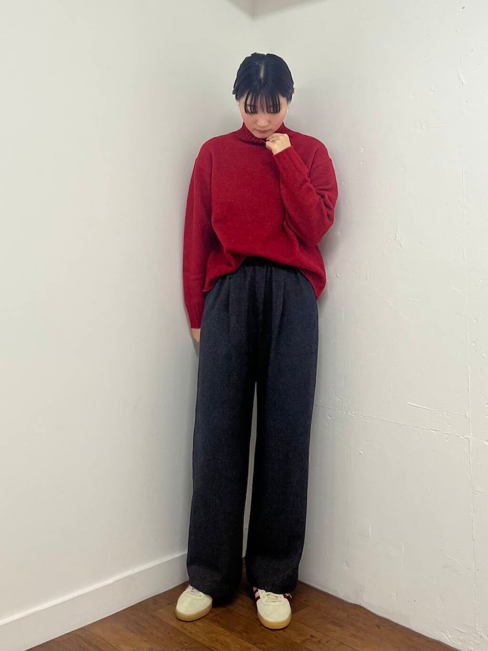 グレー系のその他パンツ、ホワイト系のスニーカー、レッド系のニット/セーターを着用したレディースの冬コーディネートの2枚目の写真