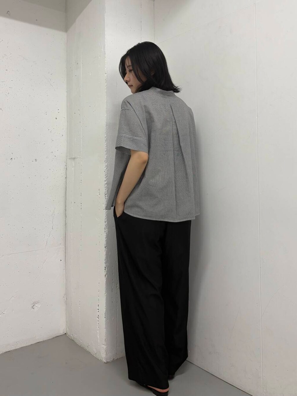 ブラック系のその他パンツ、ブラック系のサンダル、ブラック系のシャツ/ブラウスを着用したレディースの夏コーディネートの4枚目の写真