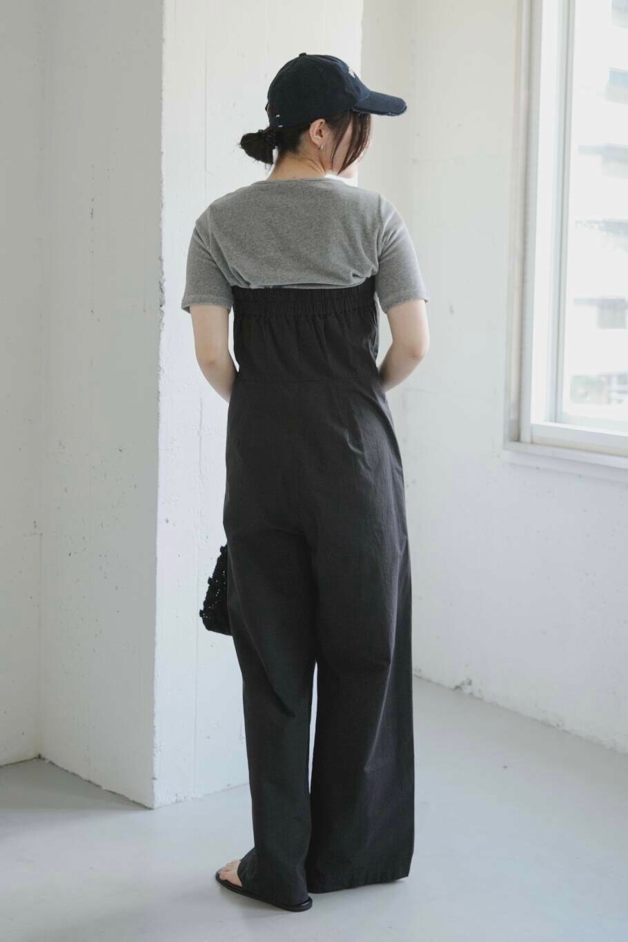 ブラック系のサンダル、ブルー系のキャップを着用したレディースの夏コーディネートの3枚目の写真