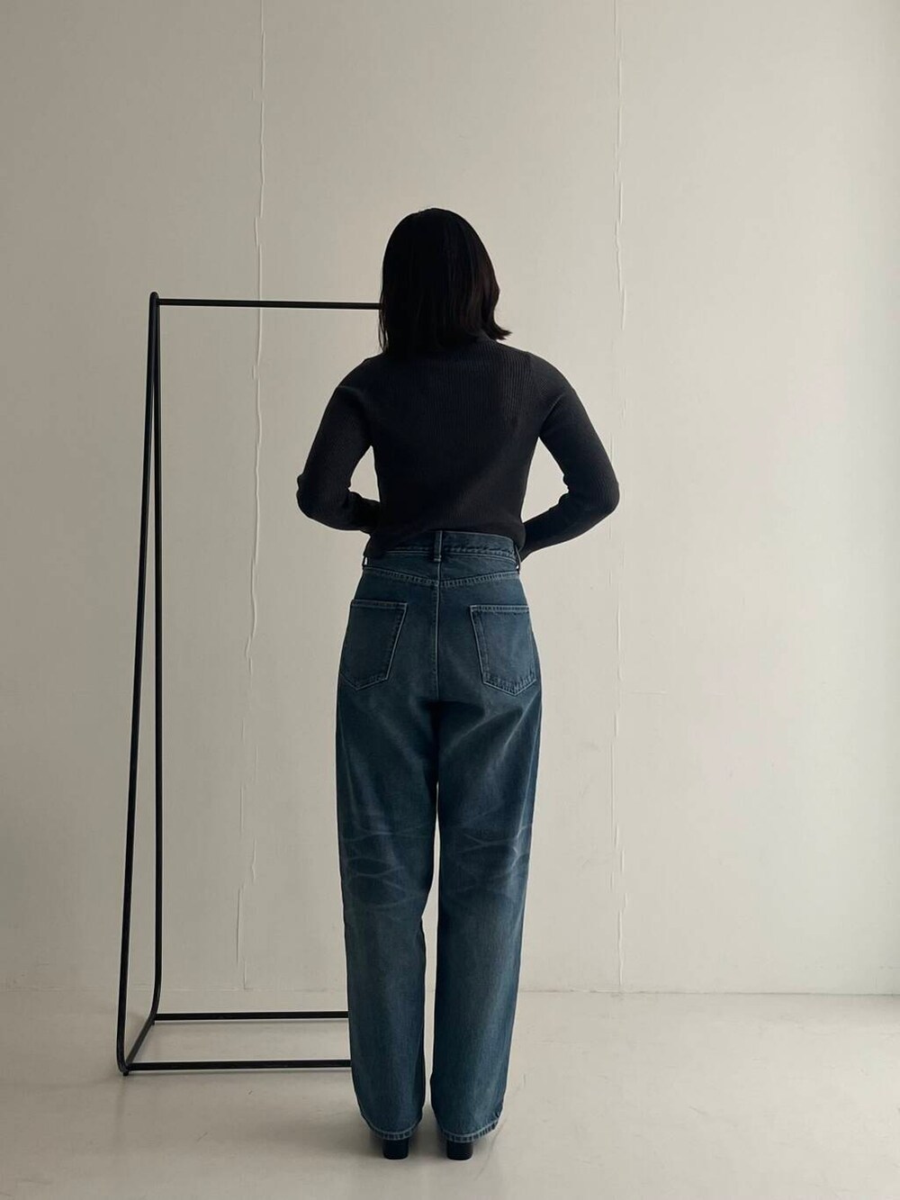 ブルー系のデニムパンツ、グレー系のカーディガン/ボレロを着用したレディースの夏コーディネートの7枚目の写真