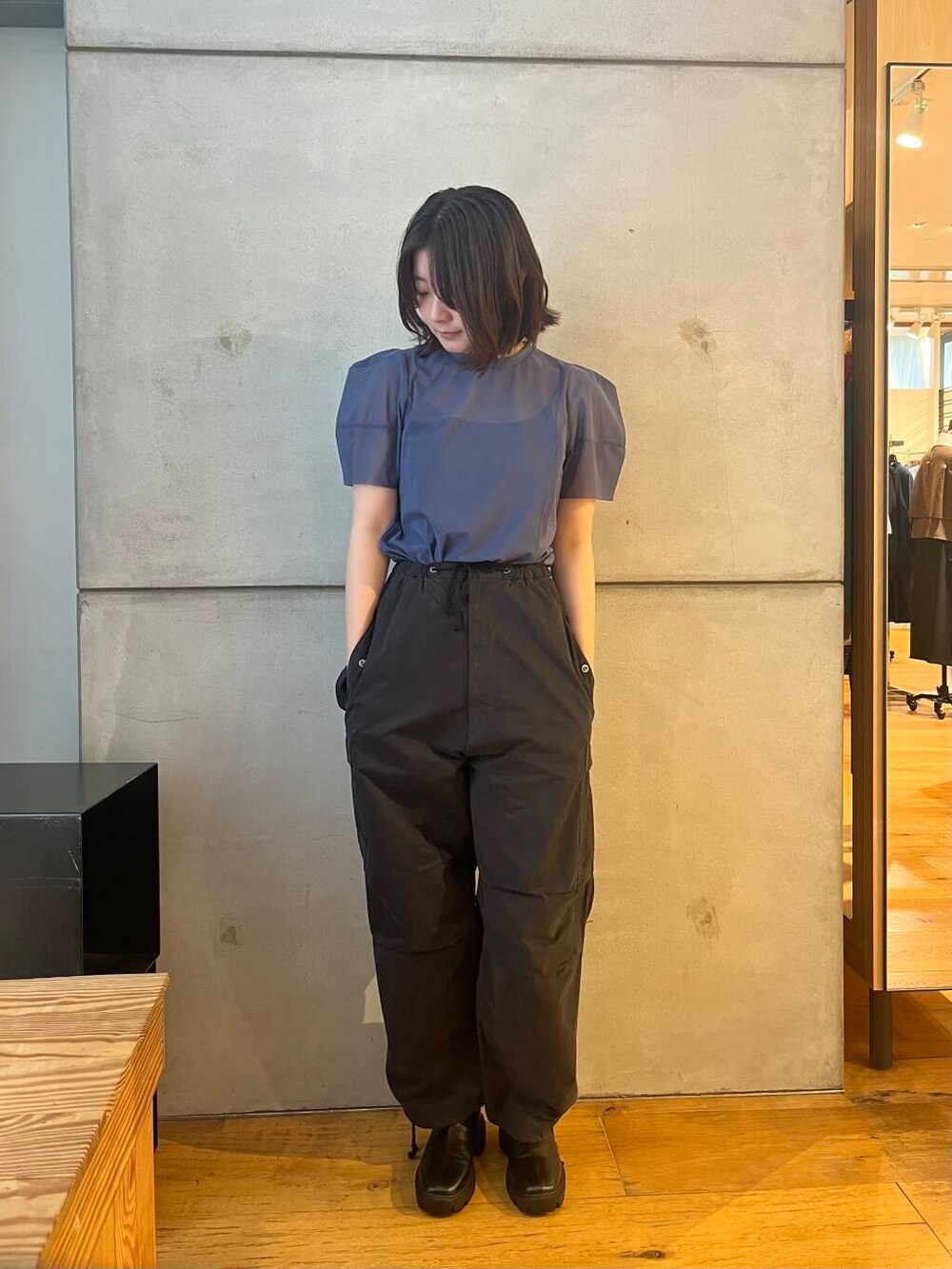 ブルー系のTシャツ/カットソー、ブラック系のブーツ、ブラック系のその他パンツを着用したレディースの夏コーディネートの3枚目の写真