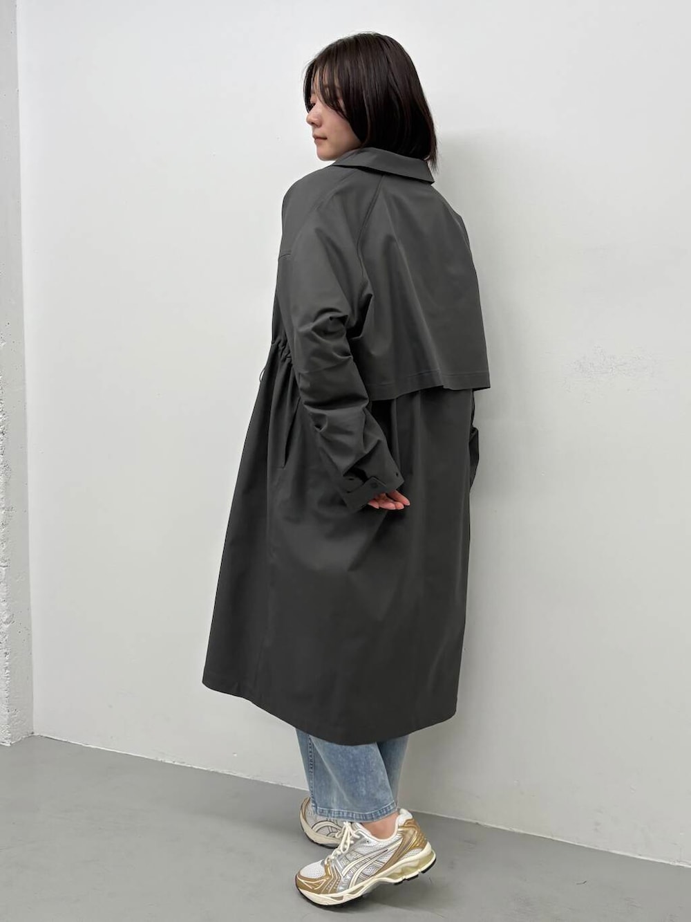 「大人カジュアル、doors、EKAL、高身長コーデ、高身長オススメアウター、ナチュラル×高身長、洗練見えワントーンコーデ、私の推しデニムスタイル」｜「EKALの撥水ステンカラーコート（ステンカラーコート、グレー系）」を使った、airimuさん（レディース・169cm）の春コーディネートの4枚目の写真