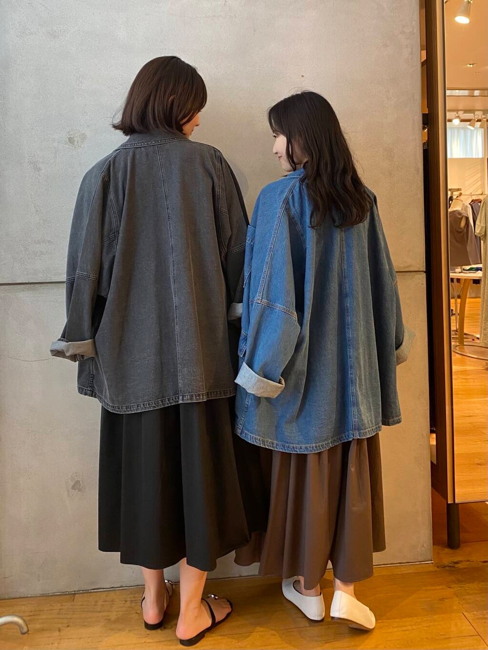 ブラック系のサンダル、ブラック系のワンピース、グレー系のデニムジャケットを着用したレディースの夏コーディネートの3枚目の写真