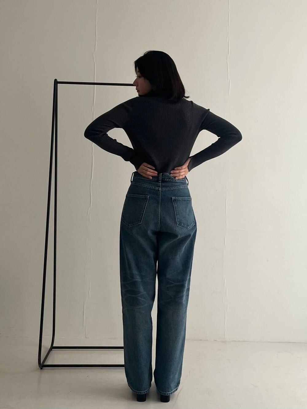 ブルー系のデニムパンツ、グレー系のカーディガン/ボレロを着用したレディースの夏コーディネートの6枚目の写真