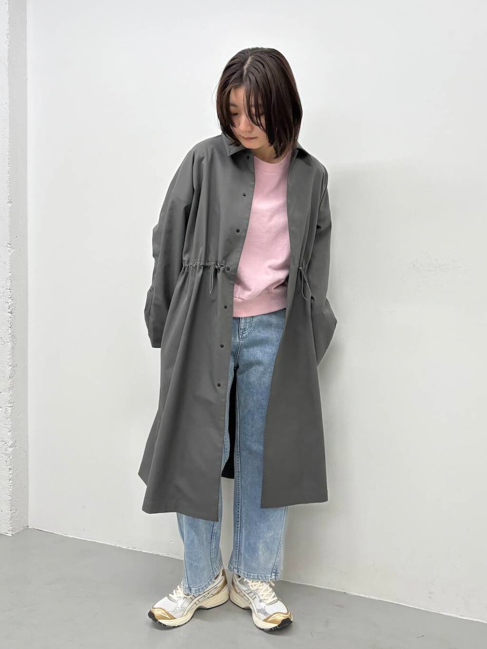 「大人カジュアル、doors、EKAL、高身長コーデ、高身長オススメアウター、ナチュラル×高身長、洗練見えワントーンコーデ、私の推しデニムスタイル」｜「EKALの撥水ステンカラーコート（ステンカラーコート、グレー系）」を使った、airimuさん（レディース・169cm）の春コーディネートの2枚目の写真