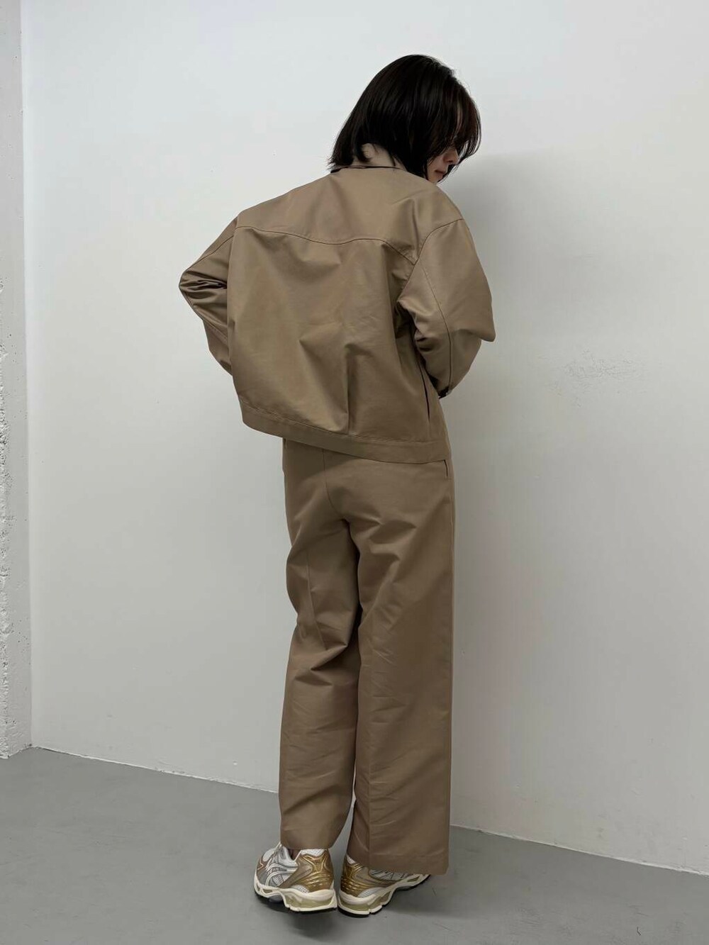 「ワントーンコーデ、大人カジュアル、doors、EKAL、高身長コーデ、高身長オススメアウター、ナチュラル×高身長、洗練見えワントーンコーデ」｜「EKALの『吸水速乾/イージーケア』coolmax chino ショートカバーオールジャケット（カバーオール、ベージュ系）」を使った、airimuさん（レディース・169cm）の春コーディネートの4枚目の写真