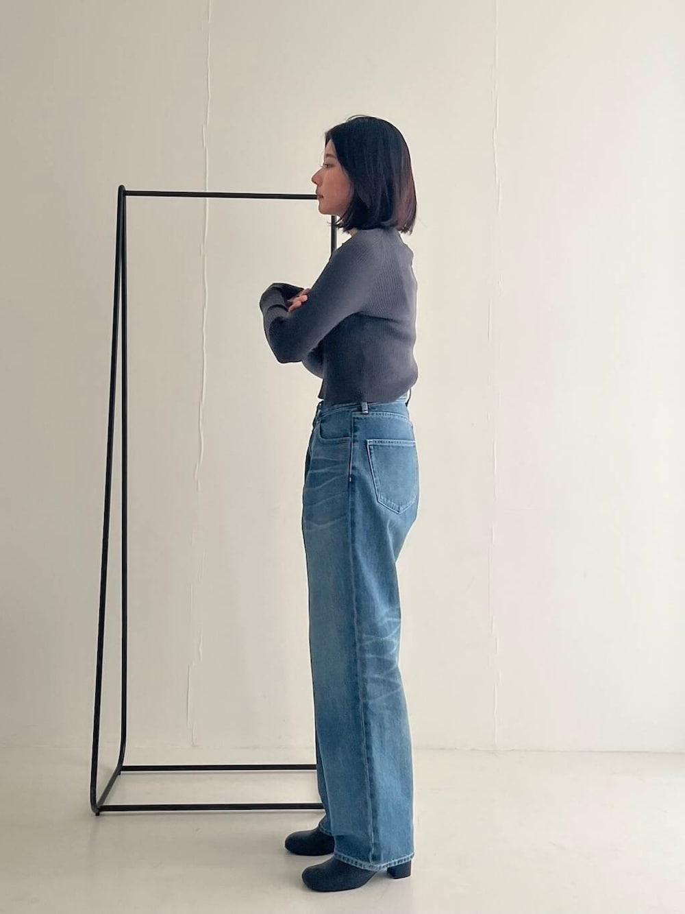 ブルー系のデニムパンツ、グレー系のカーディガン/ボレロを着用したレディースの夏コーディネートの4枚目の写真