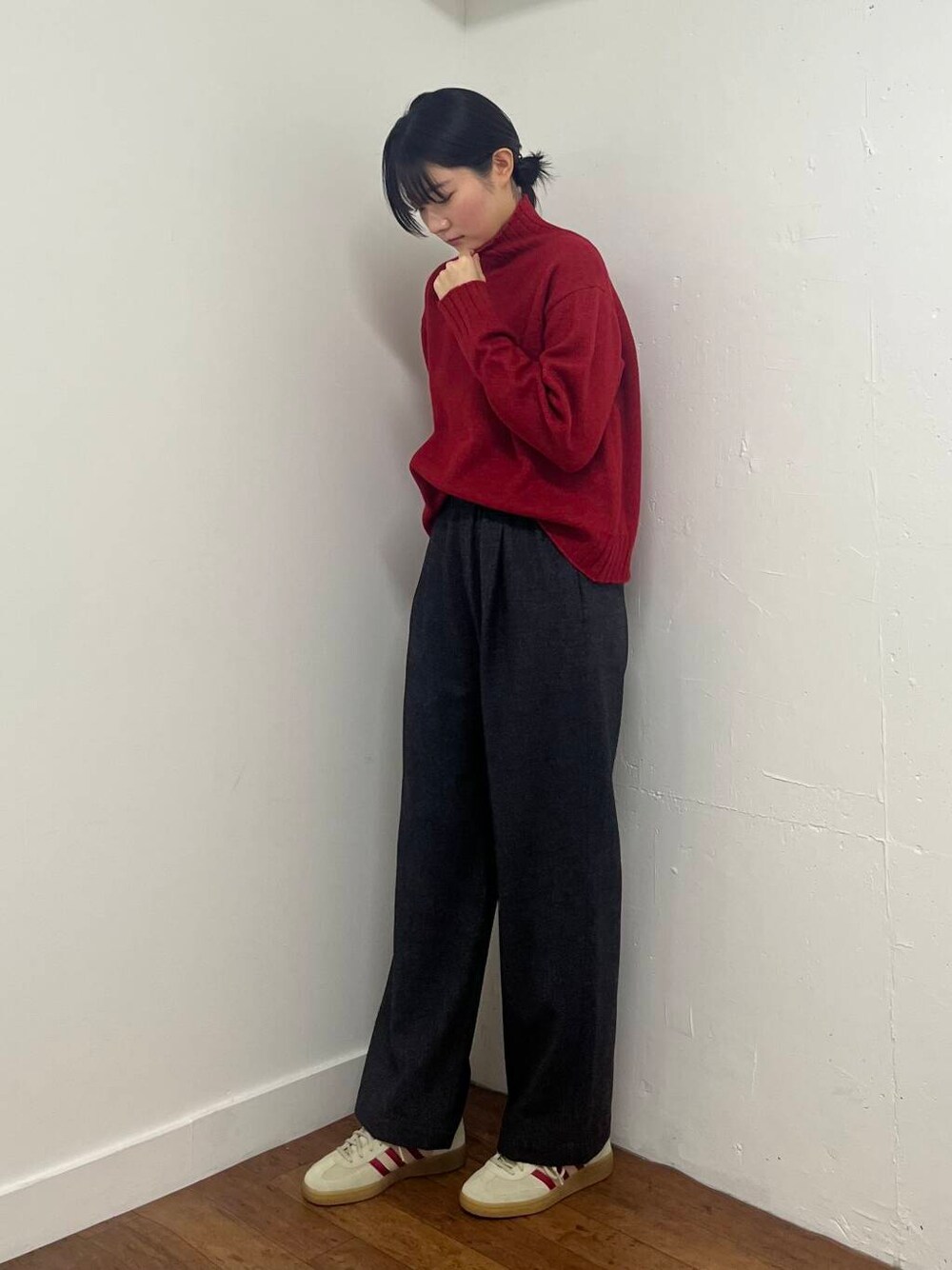 グレー系のその他パンツ、ホワイト系のスニーカー、レッド系のニット/セーターを着用したレディースの冬コーディネートの4枚目の写真