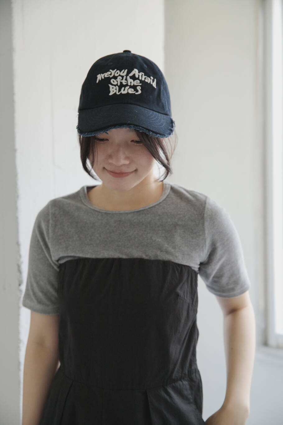 ブラック系のサンダル、ブルー系のキャップを着用したレディースの夏コーディネートの5枚目の写真