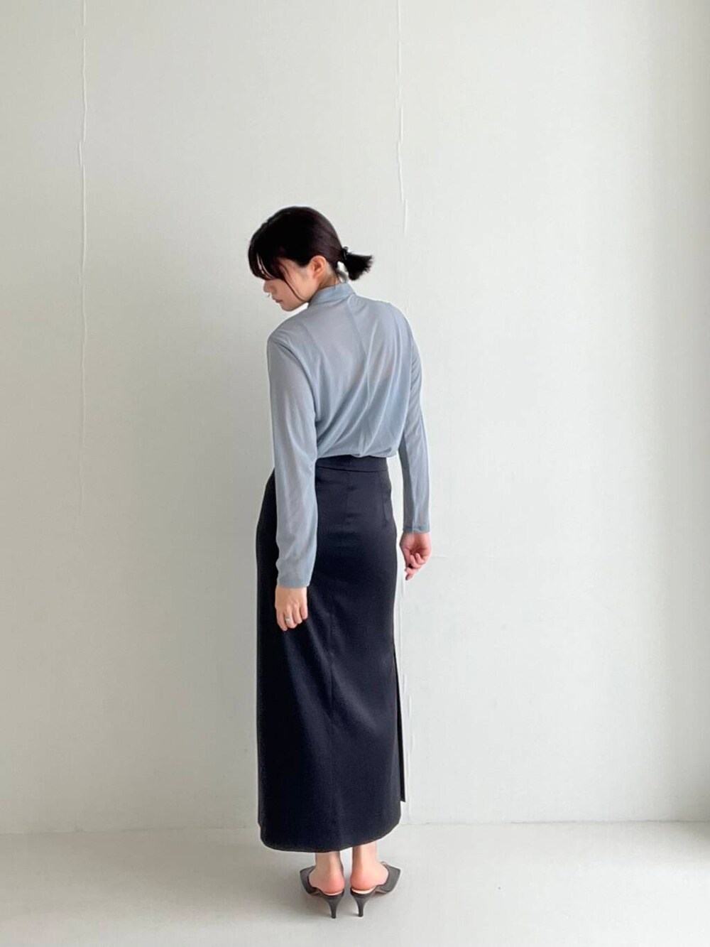 ブルー系のシャツ/ブラウス、ブラック系のスカートを着用したレディースの夏コーディネートの6枚目の写真