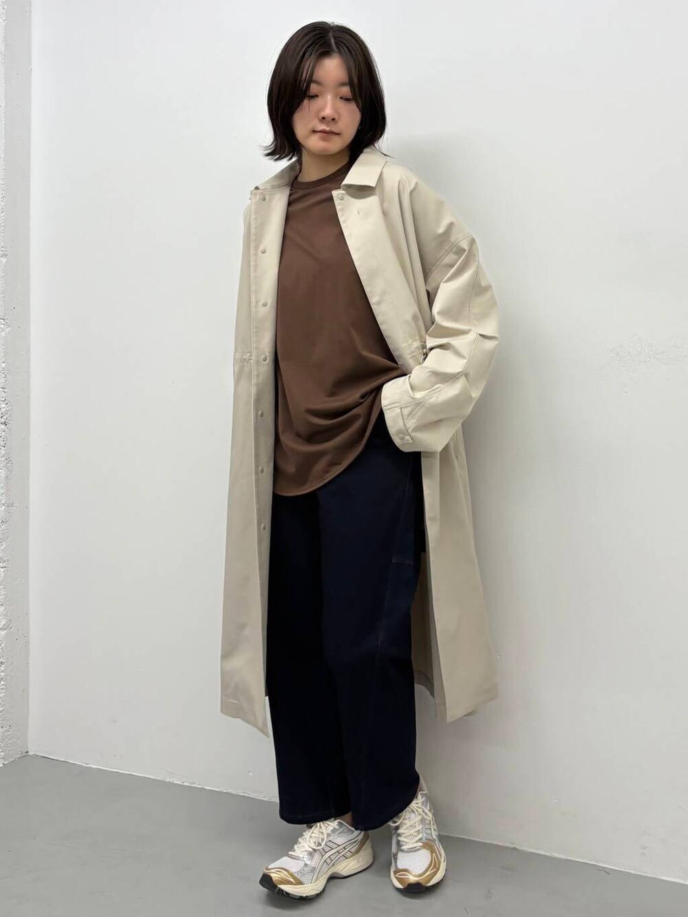 「大人カジュアル、doors、EKAL、高身長コーデ、高身長オススメアウター、ナチュラル×高身長、私の推しデニムスタイル、春のジャケットスタイル」｜「EKALの撥水ステンカラーコート（ステンカラーコート、ホワイト系）」を使った、airimuさん（レディース・169cm）の春コーディネートの2枚目の写真