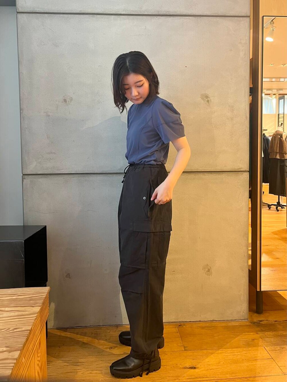 ブルー系のTシャツ/カットソー、ブラック系のブーツ、ブラック系のその他パンツを着用したレディースの夏コーディネートの5枚目の写真