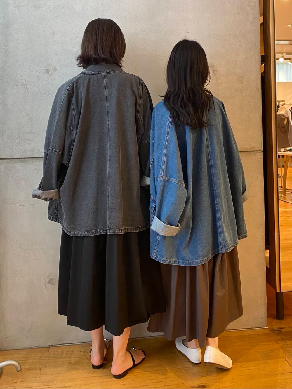 ブラック系のサンダル、ブラック系のワンピース、グレー系のデニムジャケットを着用したレディースの夏コーディネートの4枚目の写真