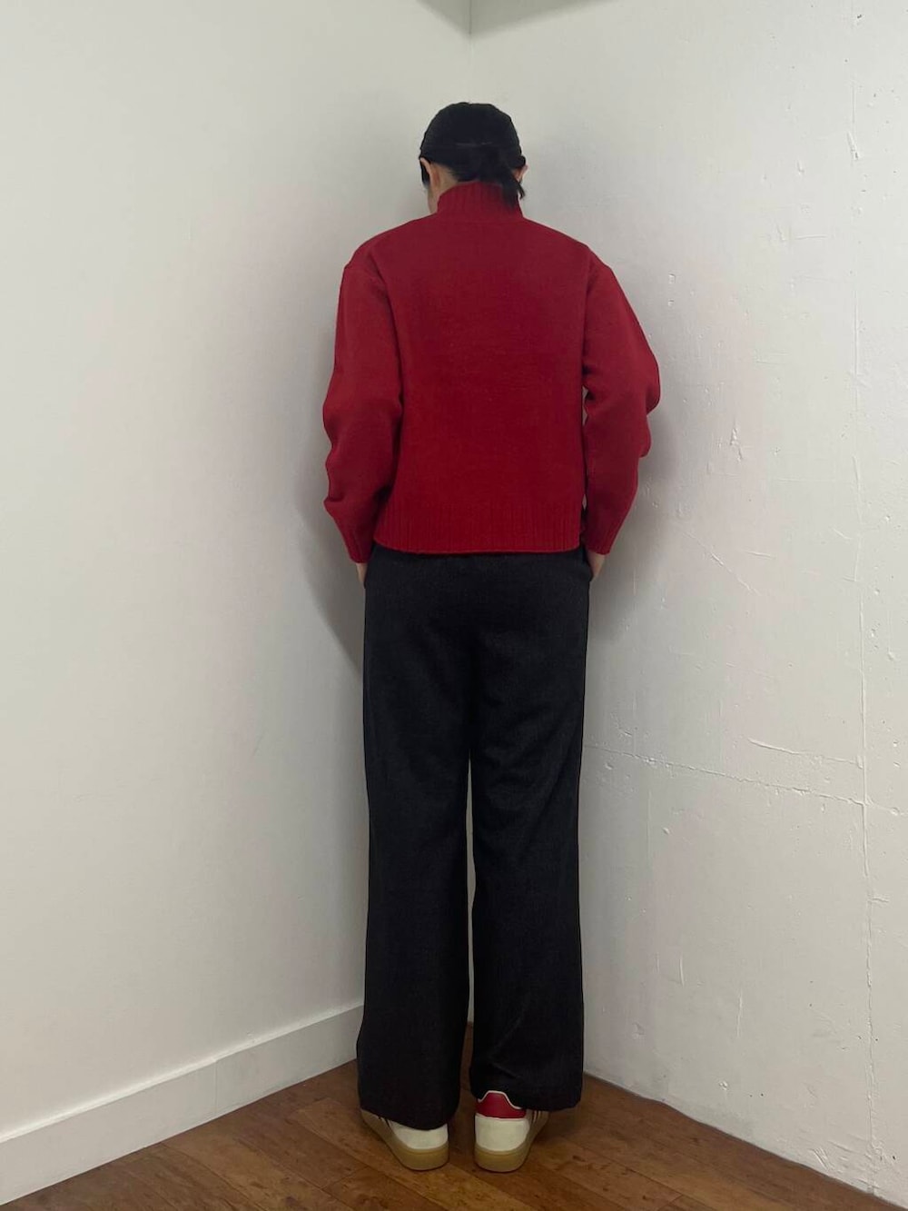 グレー系のその他パンツ、ホワイト系のスニーカー、レッド系のニット/セーターを着用したレディースの冬コーディネートの5枚目の写真