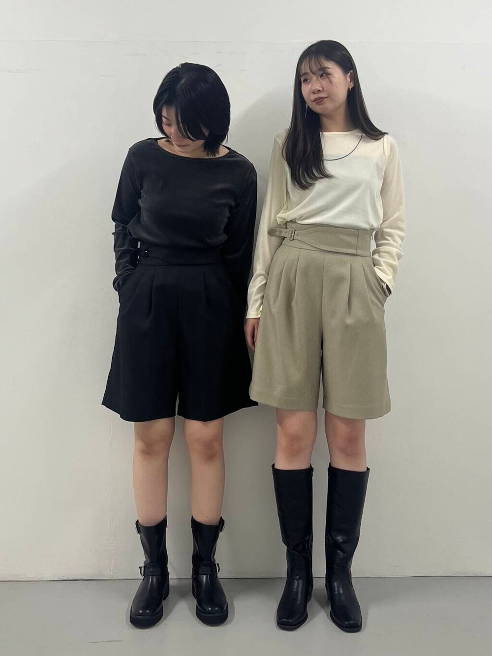 ブラック系のブーツ、ホワイト系のTシャツ/カットソー、グレー系のTシャツ/カットソーを着用したレディースの秋コーディネートの2枚目の写真