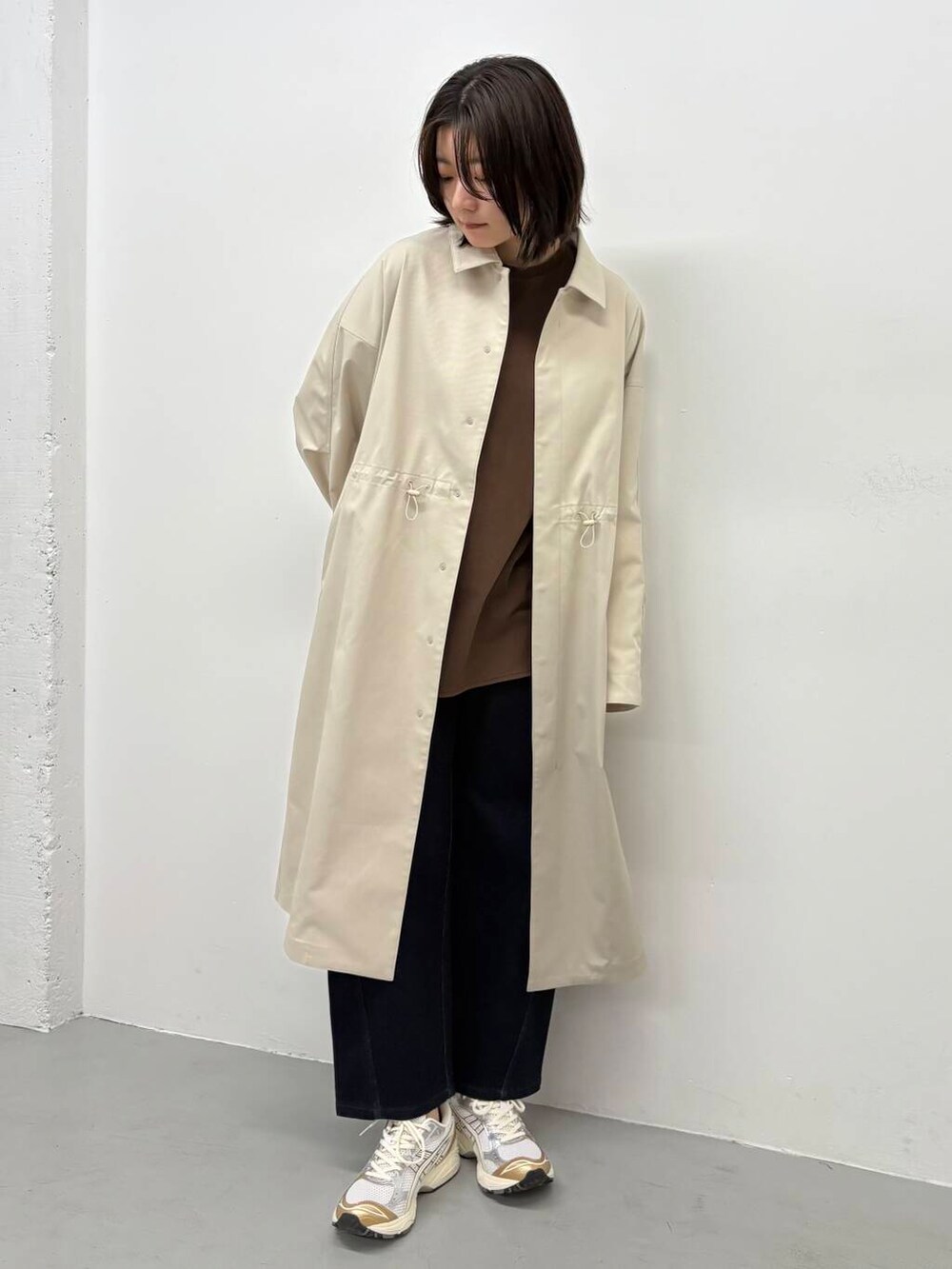 「大人カジュアル、doors、EKAL、高身長コーデ、高身長オススメアウター、ナチュラル×高身長、私の推しデニムスタイル、春のジャケットスタイル」｜「EKALの撥水ステンカラーコート（ステンカラーコート、ホワイト系）」を使った、airimuさん（レディース・169cm）の春コーディネートの3枚目の写真