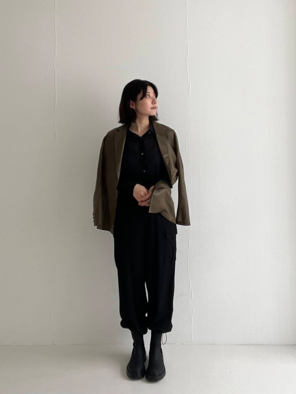 ブラック系のブーツ、ブラック系のカーゴパンツ、ブラック系のシャツ/ブラウスを着用したレディースの夏コーディネートの2枚目の写真