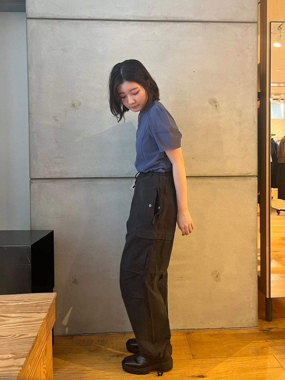 ブルー系のTシャツ/カットソー、ブラック系のブーツ、ブラック系のその他パンツを着用したレディースの夏コーディネートの4枚目の写真