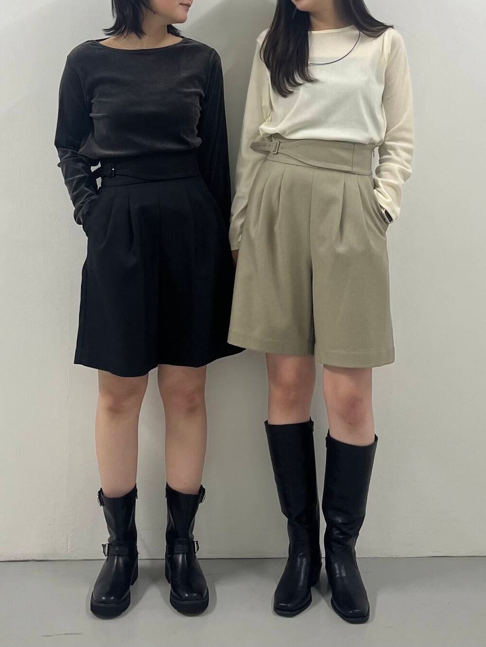 ブラック系のブーツ、ホワイト系のTシャツ/カットソー、グレー系のTシャツ/カットソーを着用したレディースの秋コーディネートの3枚目の写真