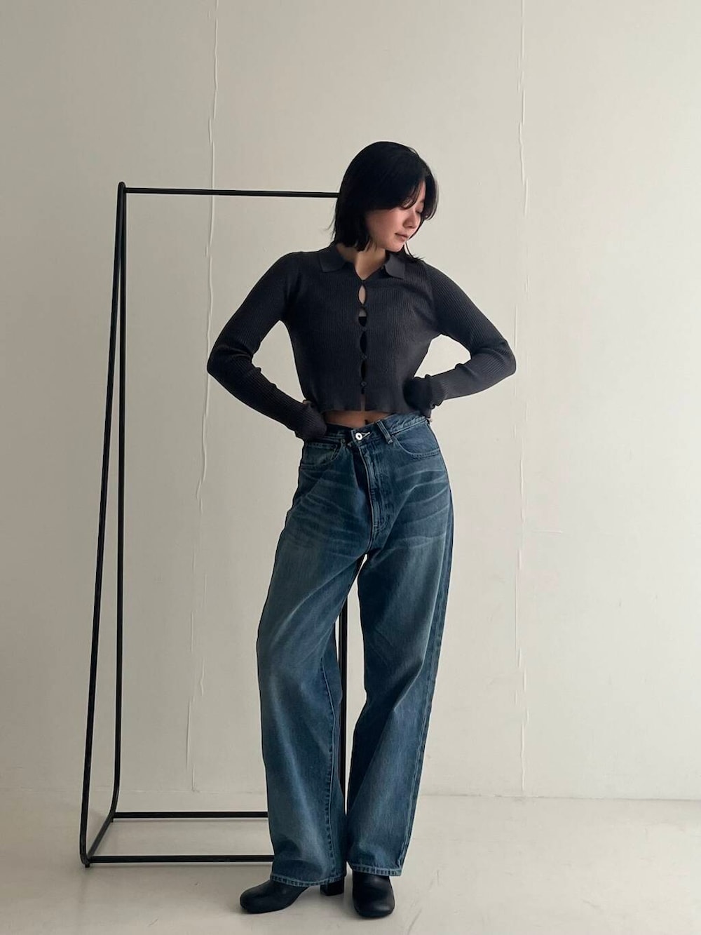 ブルー系のデニムパンツ、グレー系のカーディガン/ボレロを着用したレディースの夏コーディネートの3枚目の写真