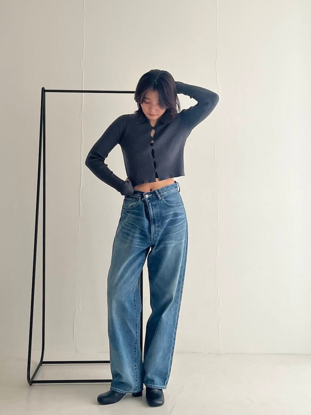 ブルー系のデニムパンツ、グレー系のカーディガン/ボレロを着用したレディースの夏コーディネートの2枚目の写真