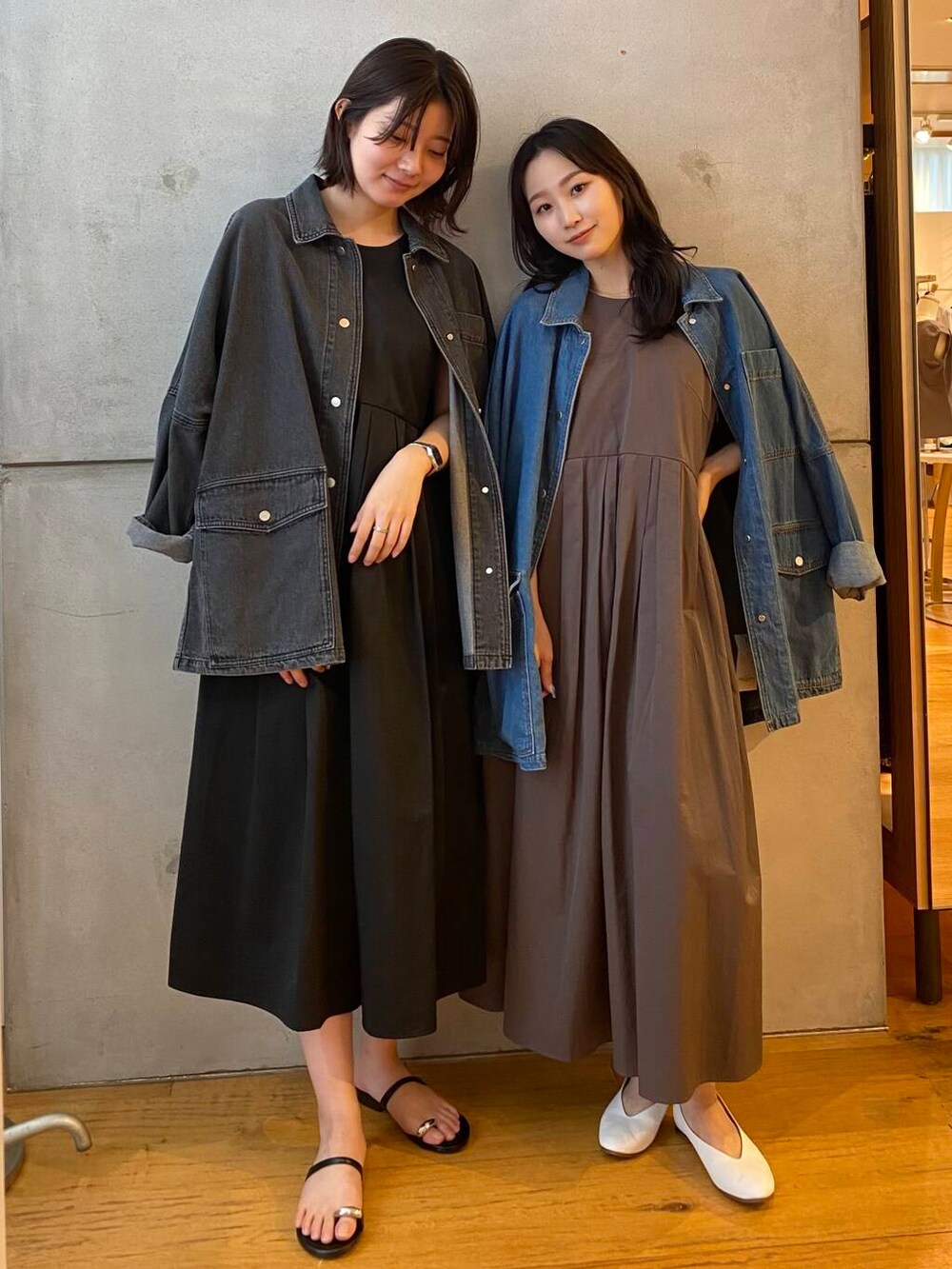 ブラック系のサンダル、ブラック系のワンピース、グレー系のデニムジャケットを着用したレディースの夏コーディネートの2枚目の写真