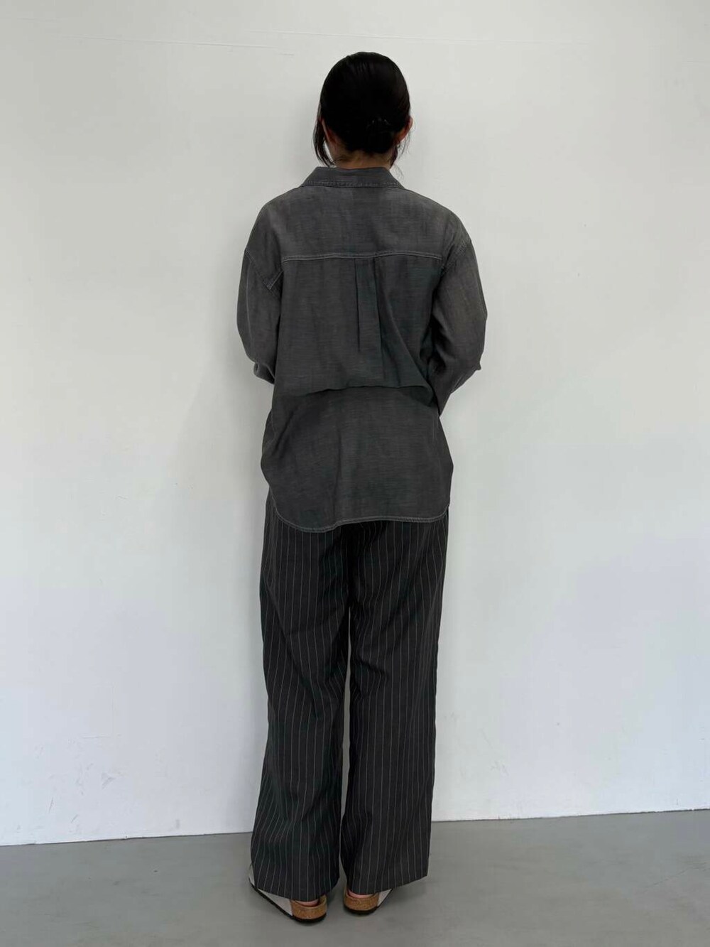 ブラック系のショルダーバッグ、グレー系のその他パンツ、ブラック系のシャツ/ブラウスを着用したレディースの夏コーディネートの5枚目の写真