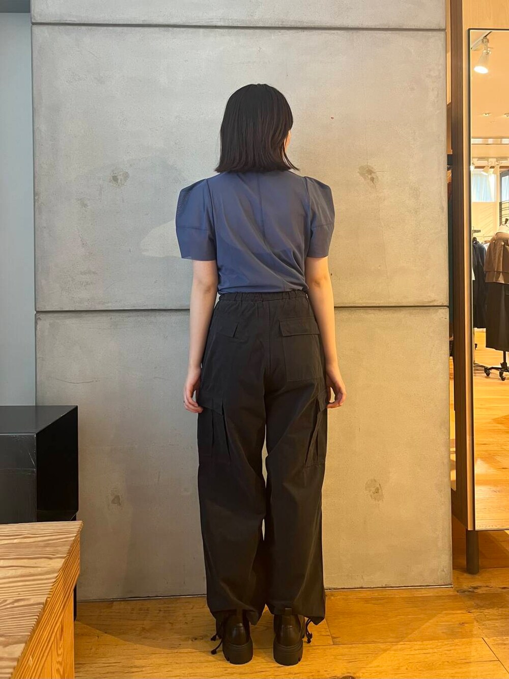 ブルー系のTシャツ/カットソー、ブラック系のブーツ、ブラック系のその他パンツを着用したレディースの夏コーディネートの6枚目の写真