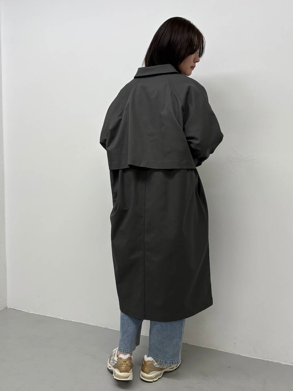 「大人カジュアル、doors、EKAL、高身長コーデ、高身長オススメアウター、ナチュラル×高身長、洗練見えワントーンコーデ、私の推しデニムスタイル」｜「EKALの撥水ステンカラーコート（ステンカラーコート、グレー系）」を使った、airimuさん（レディース・169cm）の春コーディネートの5枚目の写真
