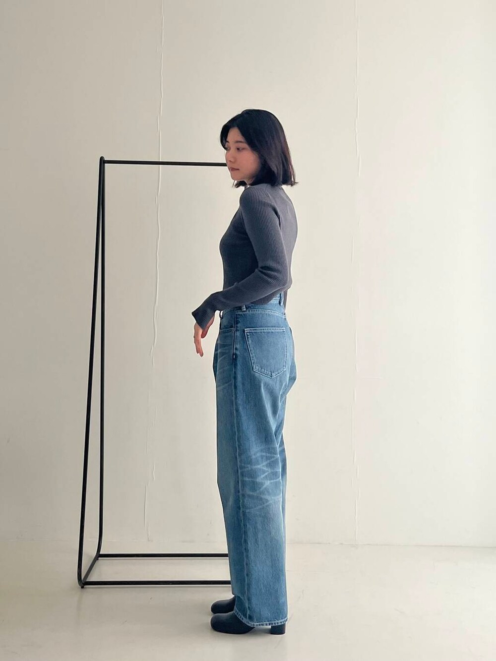 ブルー系のデニムパンツ、グレー系のカーディガン/ボレロを着用したレディースの夏コーディネートの5枚目の写真