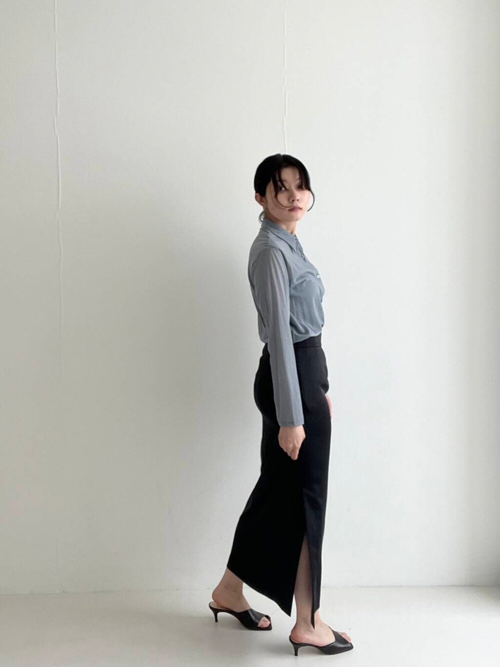 ブルー系のシャツ/ブラウス、ブラック系のスカートを着用したレディースの夏コーディネートの4枚目の写真