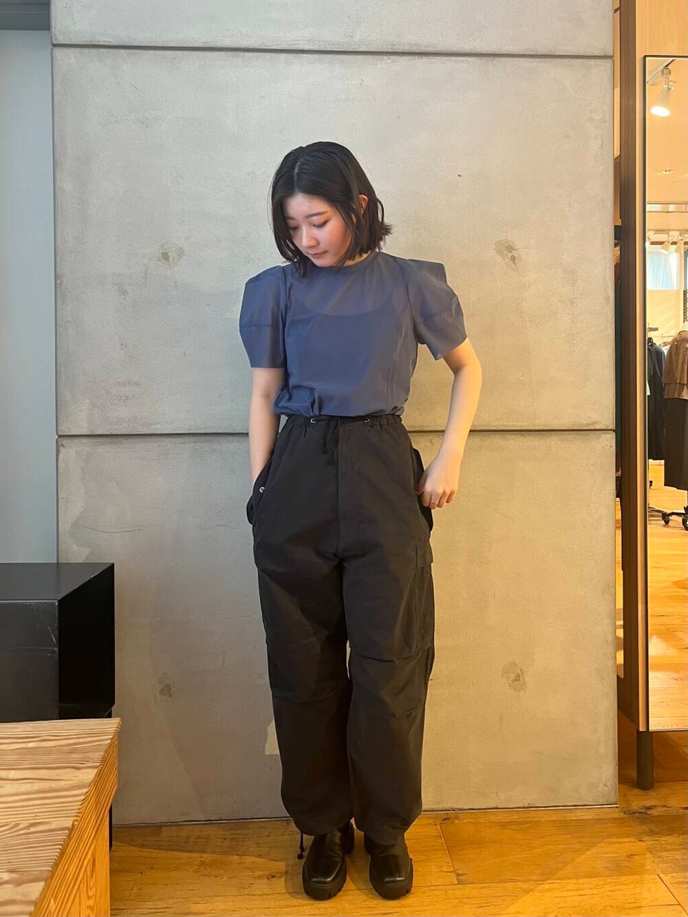 ブルー系のTシャツ/カットソー、ブラック系のブーツ、ブラック系のその他パンツを着用したレディースの夏コーディネートの2枚目の写真