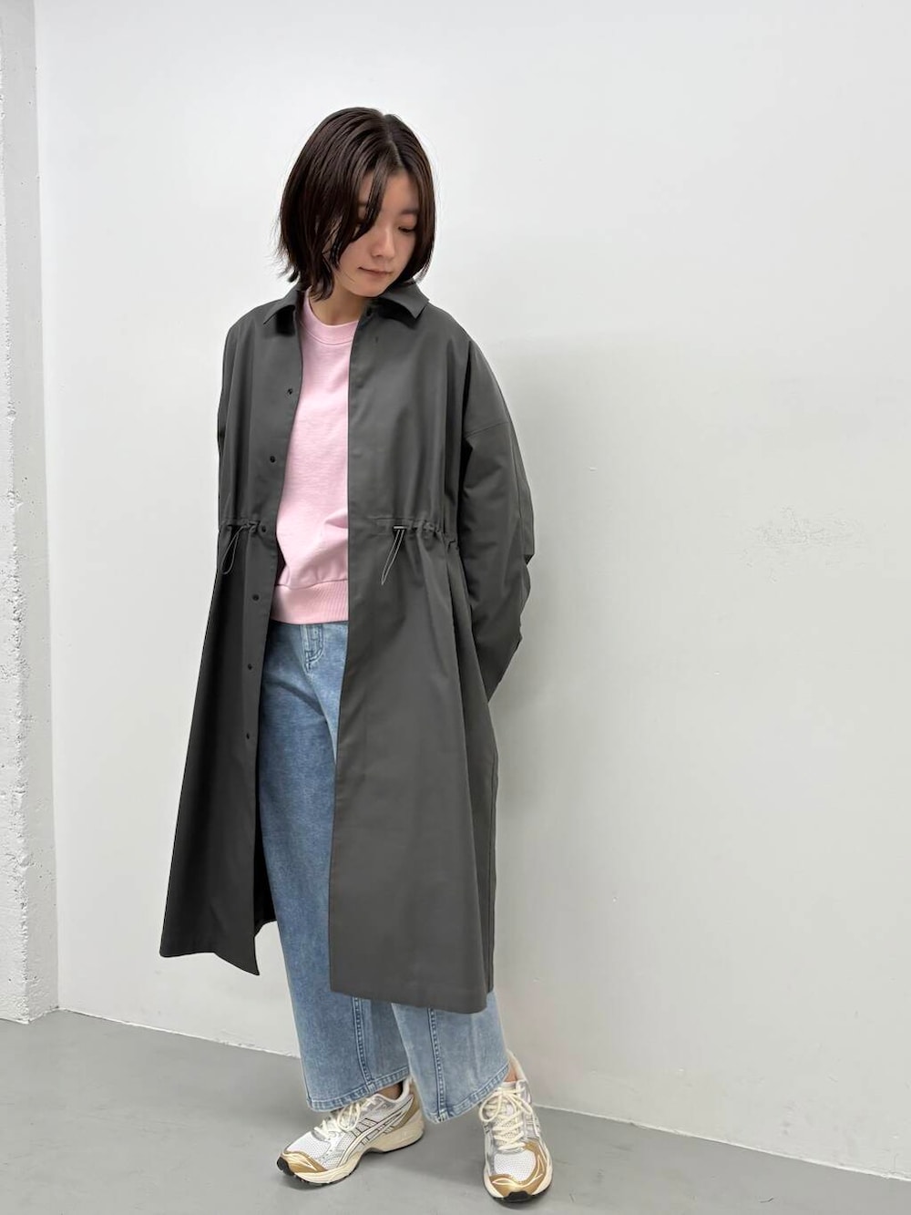 「大人カジュアル、doors、EKAL、高身長コーデ、高身長オススメアウター、ナチュラル×高身長、洗練見えワントーンコーデ、私の推しデニムスタイル」｜「EKALの撥水ステンカラーコート（ステンカラーコート、グレー系）」を使った、airimuさん（レディース・169cm）の春コーディネートの3枚目の写真