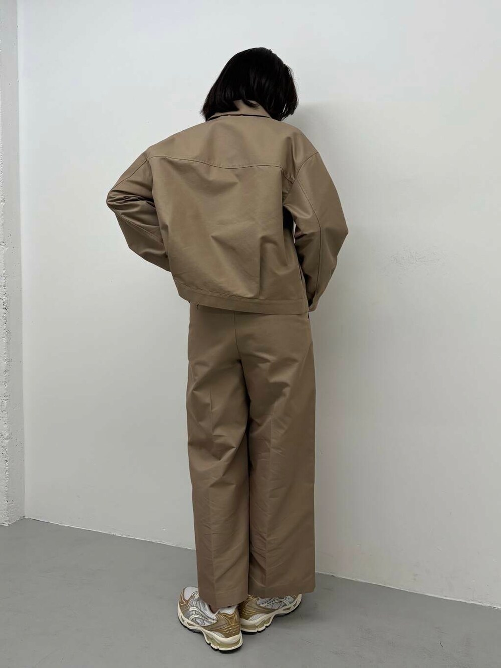 「ワントーンコーデ、大人カジュアル、doors、EKAL、高身長コーデ、高身長オススメアウター、ナチュラル×高身長、洗練見えワントーンコーデ」｜「EKALの『吸水速乾/イージーケア』coolmax chino ショートカバーオールジャケット（カバーオール、ベージュ系）」を使った、airimuさん（レディース・169cm）の春コーディネートの5枚目の写真