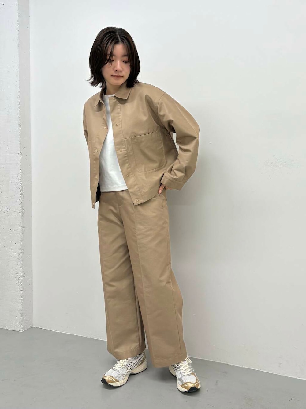 「ワントーンコーデ、大人カジュアル、doors、EKAL、高身長コーデ、高身長オススメアウター、ナチュラル×高身長、洗練見えワントーンコーデ」｜「EKALの『吸水速乾/イージーケア』coolmax chino ショートカバーオールジャケット（カバーオール、ベージュ系）」を使った、airimuさん（レディース・169cm）の春コーディネートの3枚目の写真